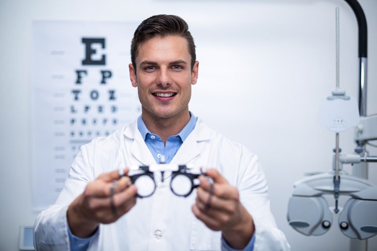 نوبت اینترنتی بهترین دکترهای چشم پزشک کرج برای درمان بیماری های چشم