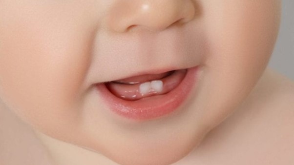 علائم دندان درآوردن کودک و کاهش درد