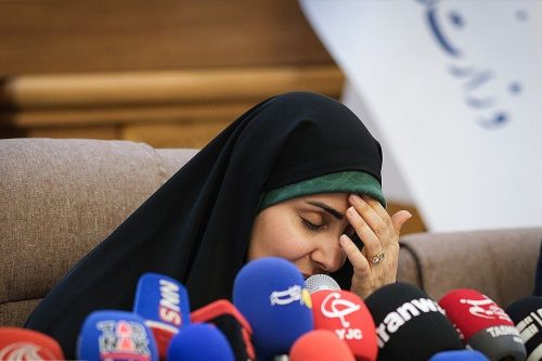 محتویات کیف خانم وزیر چه بود؟ | دروازه نفس خود را گل بگیرید خانم!