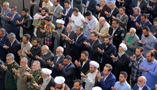 عدم همراهی ماموم با امام جماعت در حرکات نماز چه حکمی دارد؟